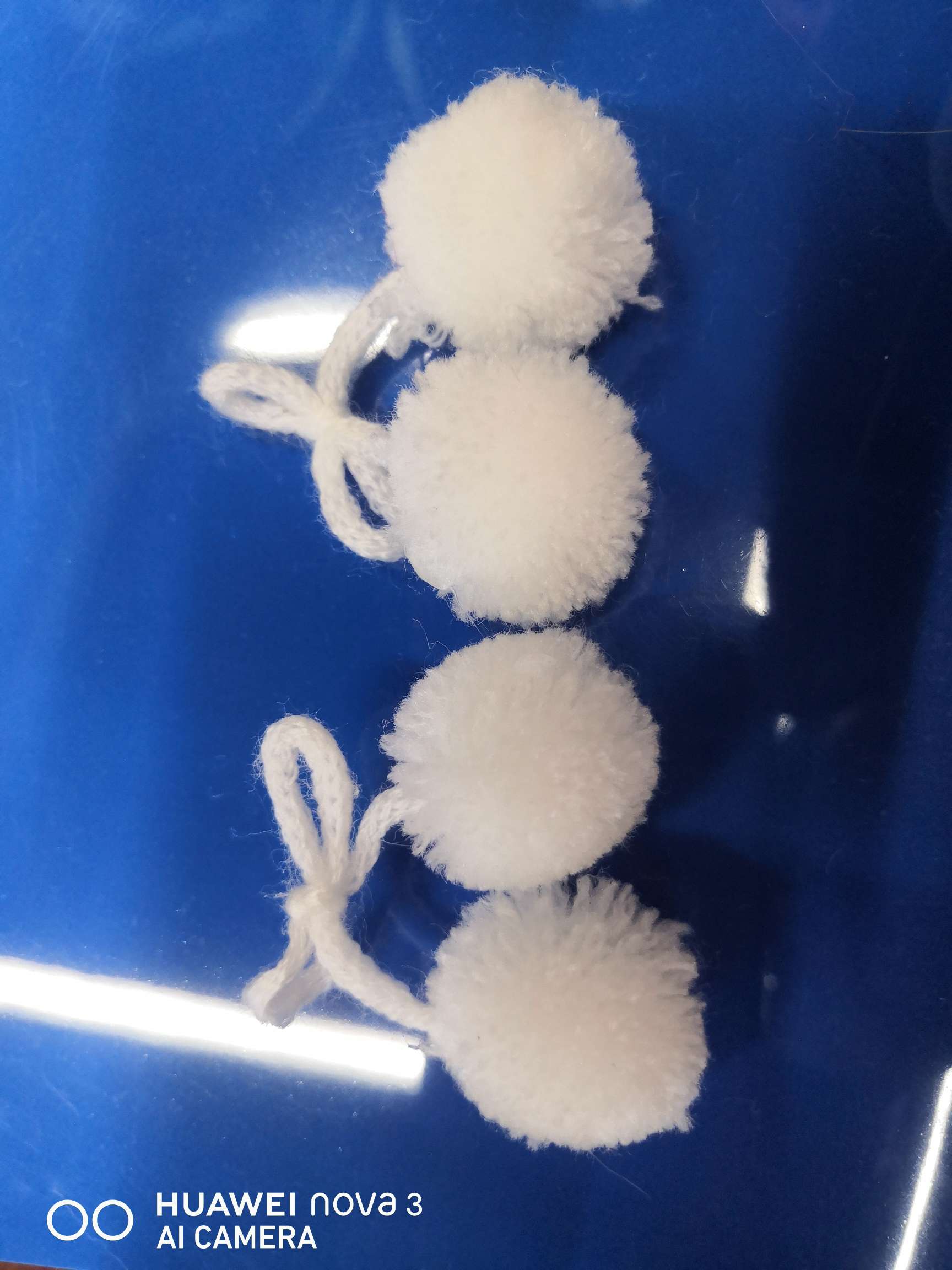 白色蝴蝶结开丝棉球