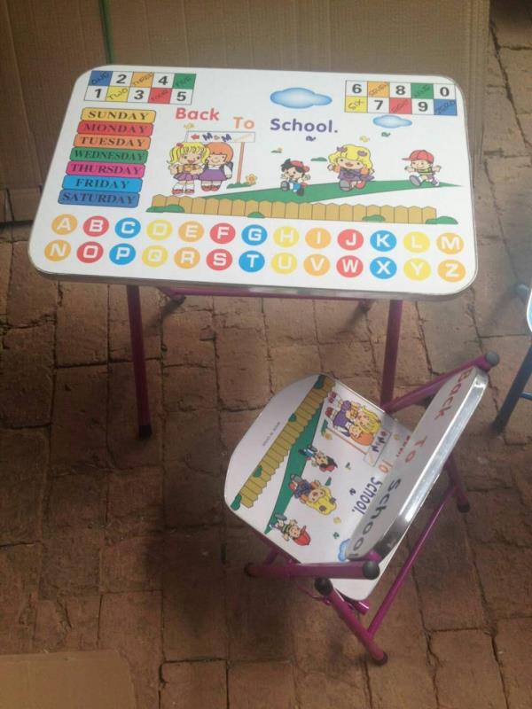 学校课桌椅实物图