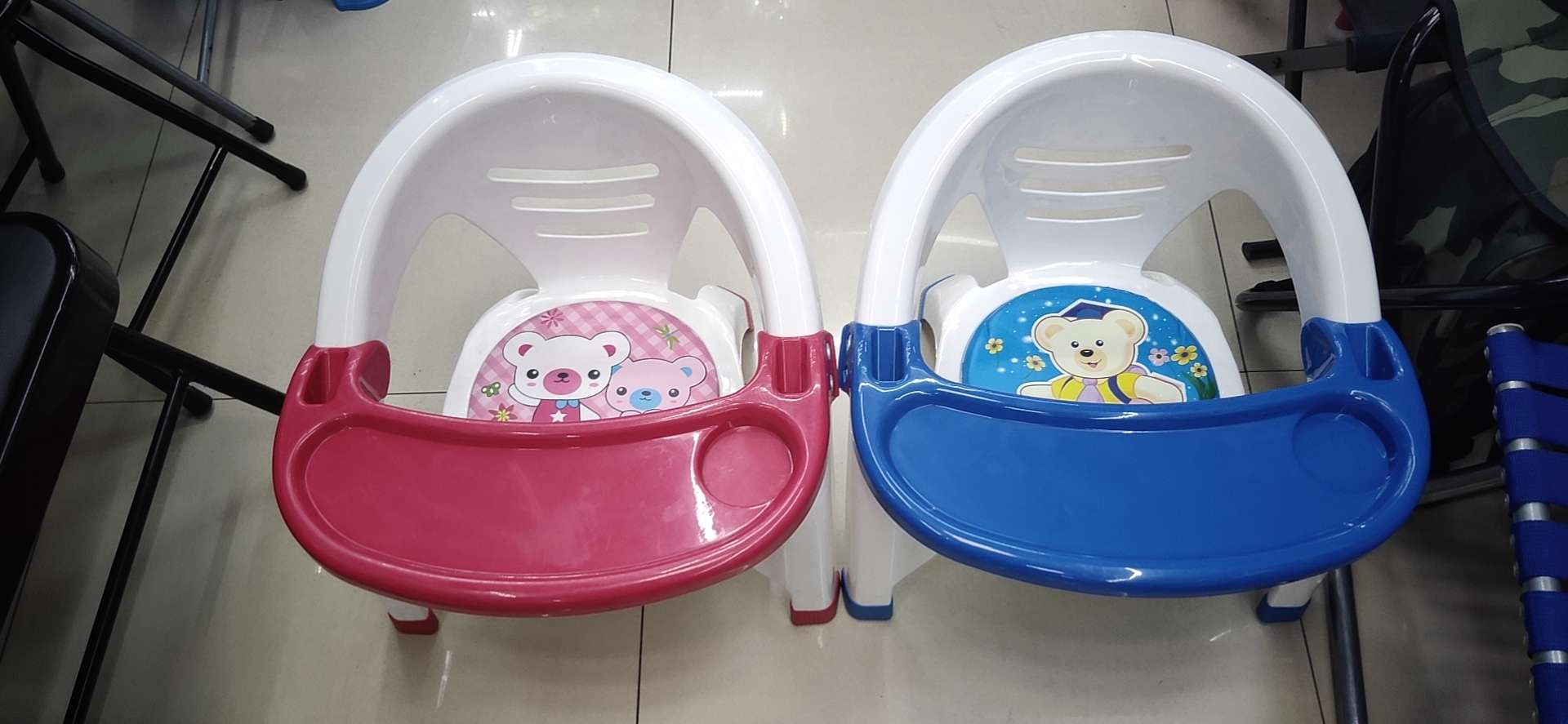 这款带餐桌宝宝椅，两用的白底实物图