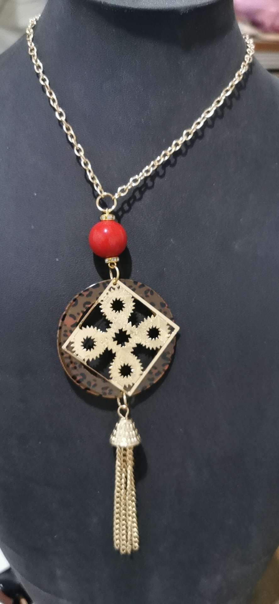 Accessory Sweater Chain Application Scenario