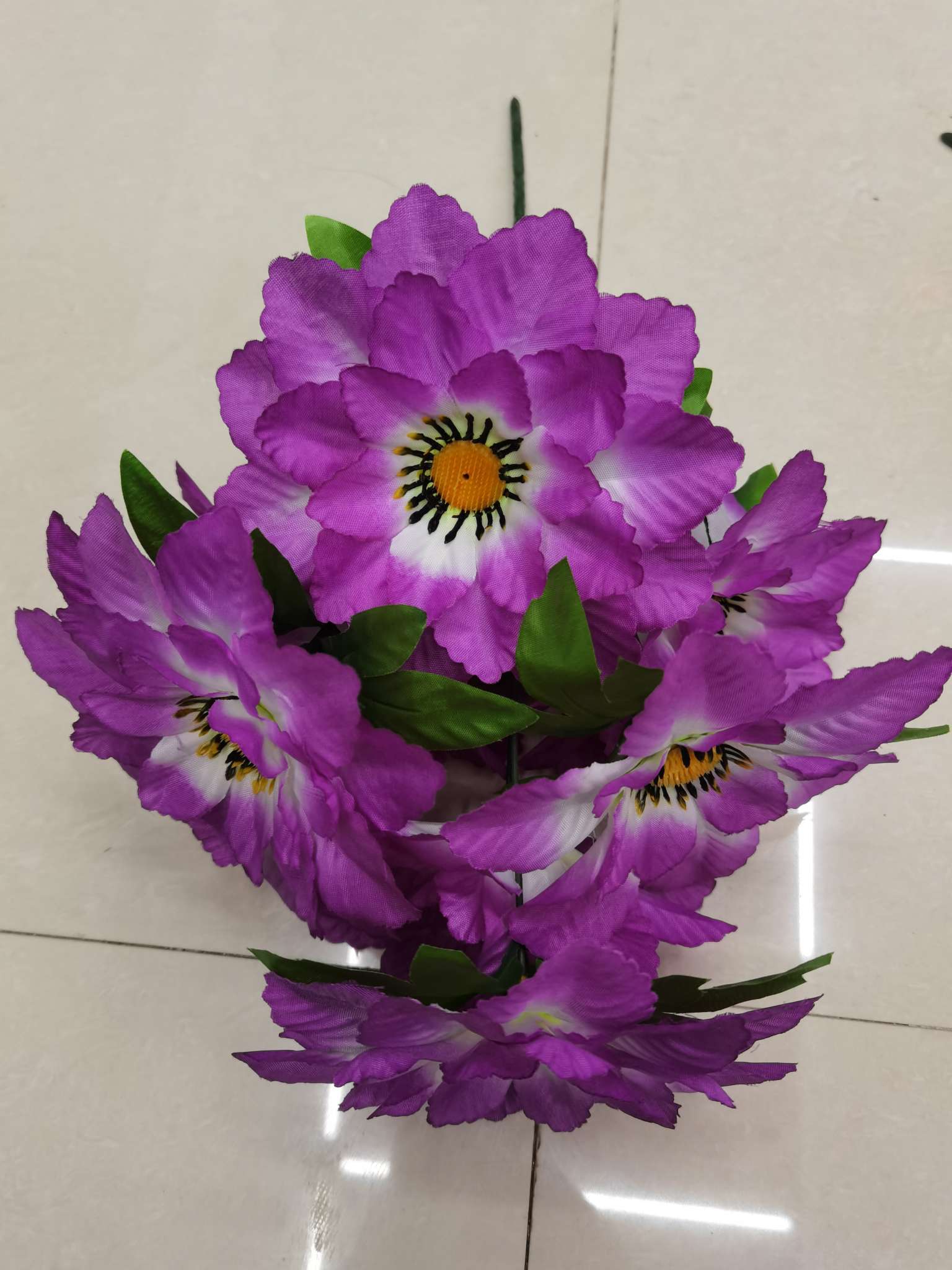 Wholesale of high-end artificial flower bouquets featuring chrysanthemums, roses, artificial flowers, silk flowers, and 7 large white chrysanthemums Item Picture