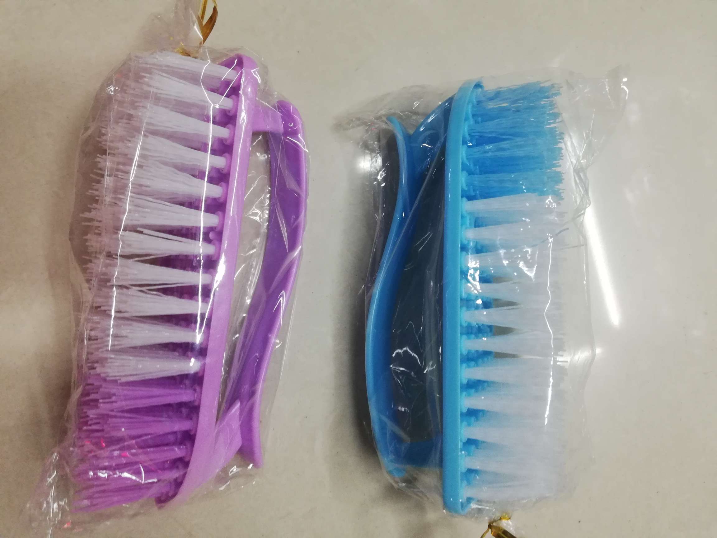 Pointed-toe coat brush