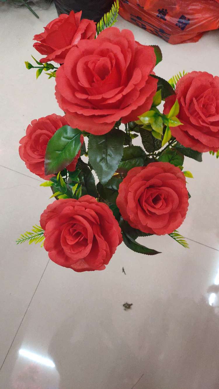 سبعة ورود كبيرة