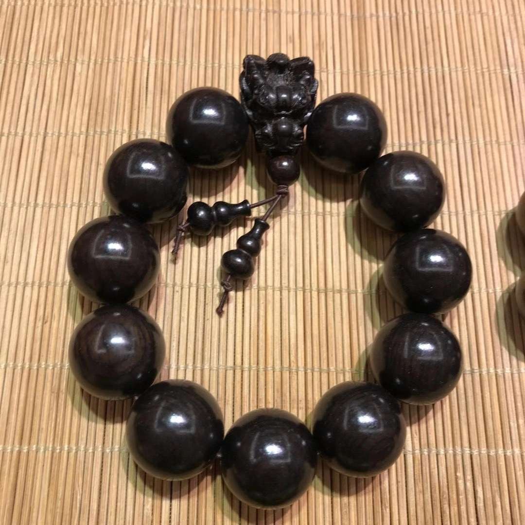 Natural sandalwood bracelet details Picture