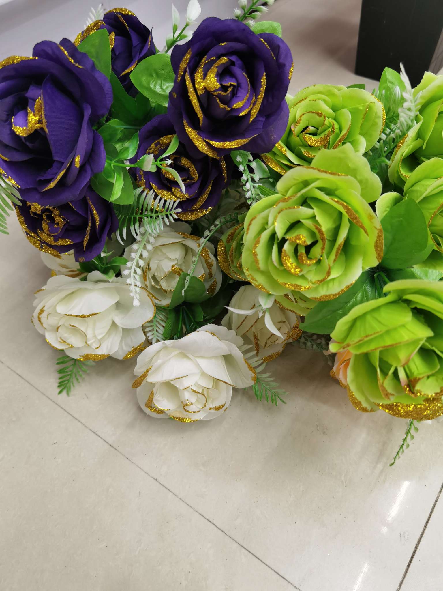 Nine golden-pink roses detail image 1