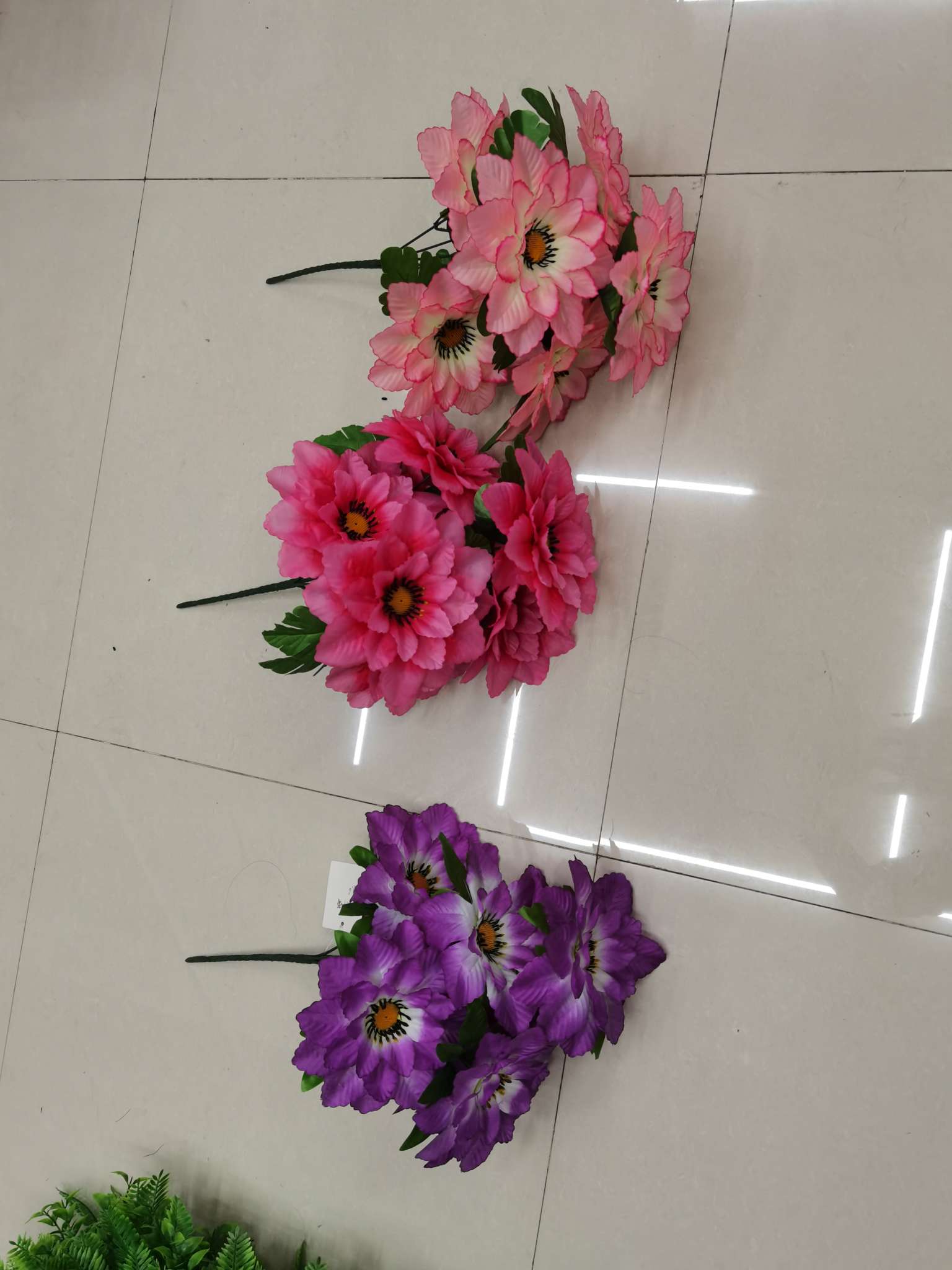 Wholesale of high-end artificial flower bouquets featuring chrysanthemums, roses, artificial flowers, silk flowers, and 7 large white chrysanthemums Application Scenario