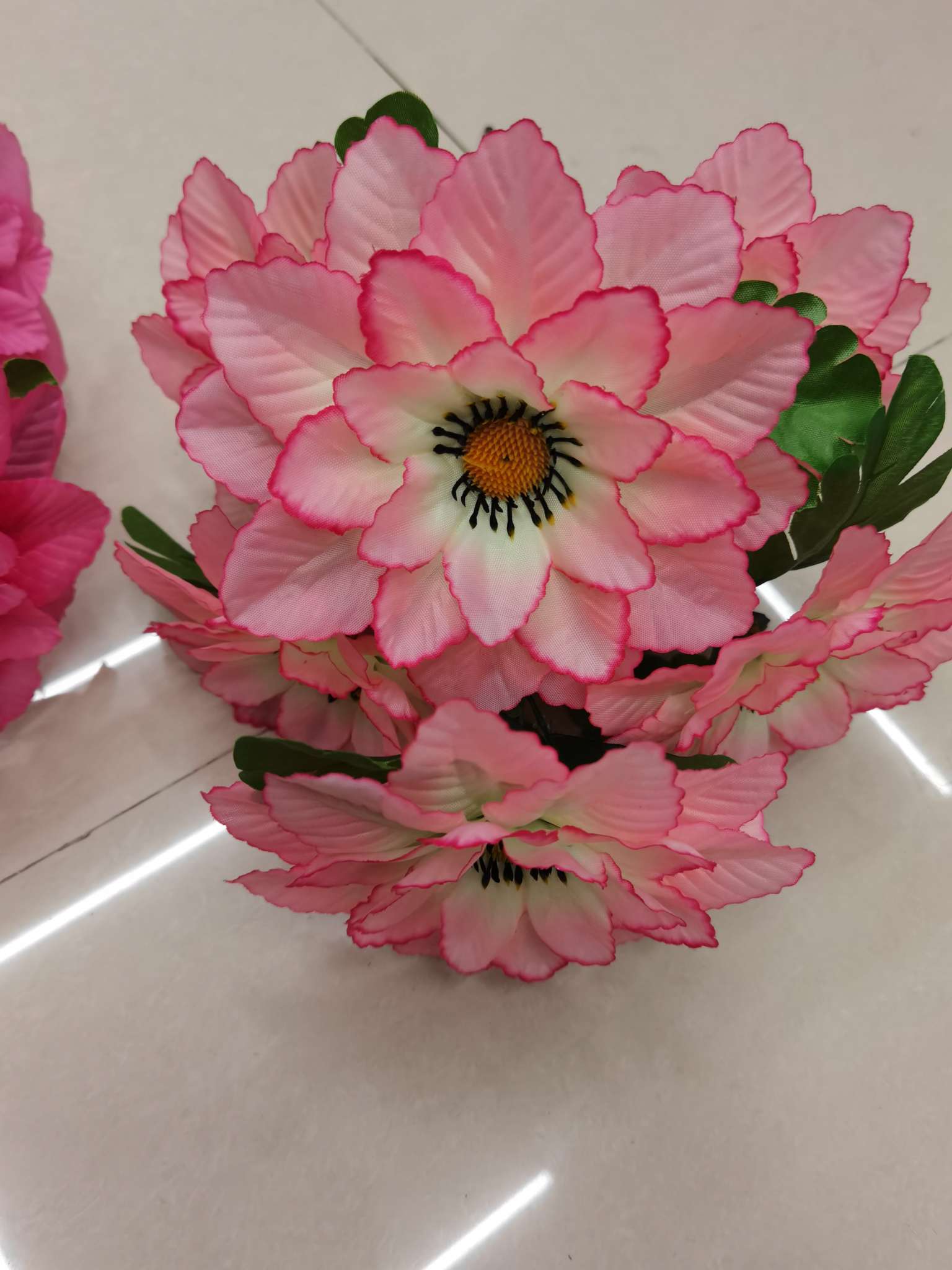 Wholesale of high-end artificial flower bouquets featuring chrysanthemums, roses, artificial flowers, silk flowers, and 7 large white chrysanthemums undefined