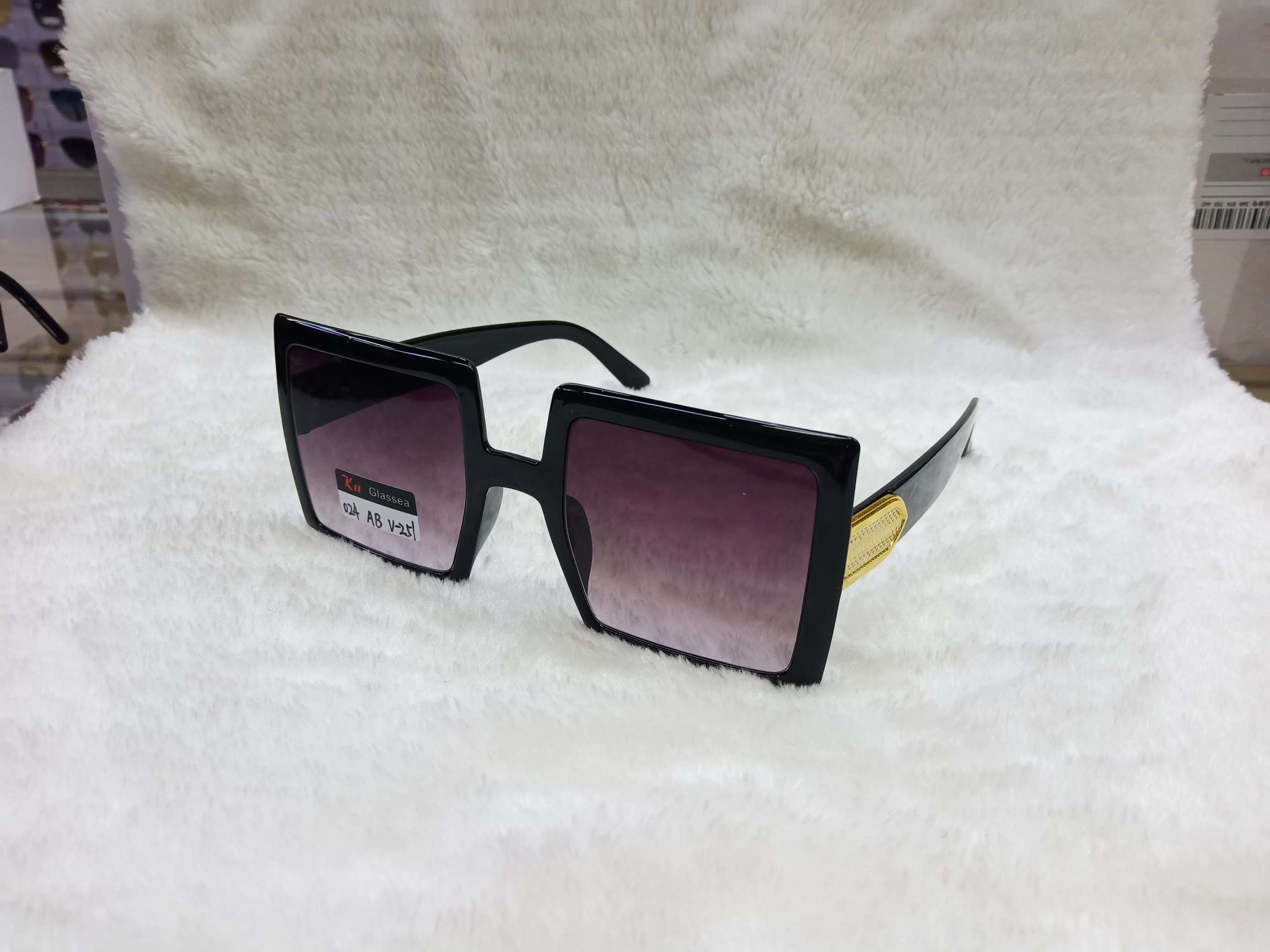 إطارات كبيرة من النظارات الشمسية من طراز US 2222. إطارات كبيرة من النظارات الشمسية من طراز US 2222.