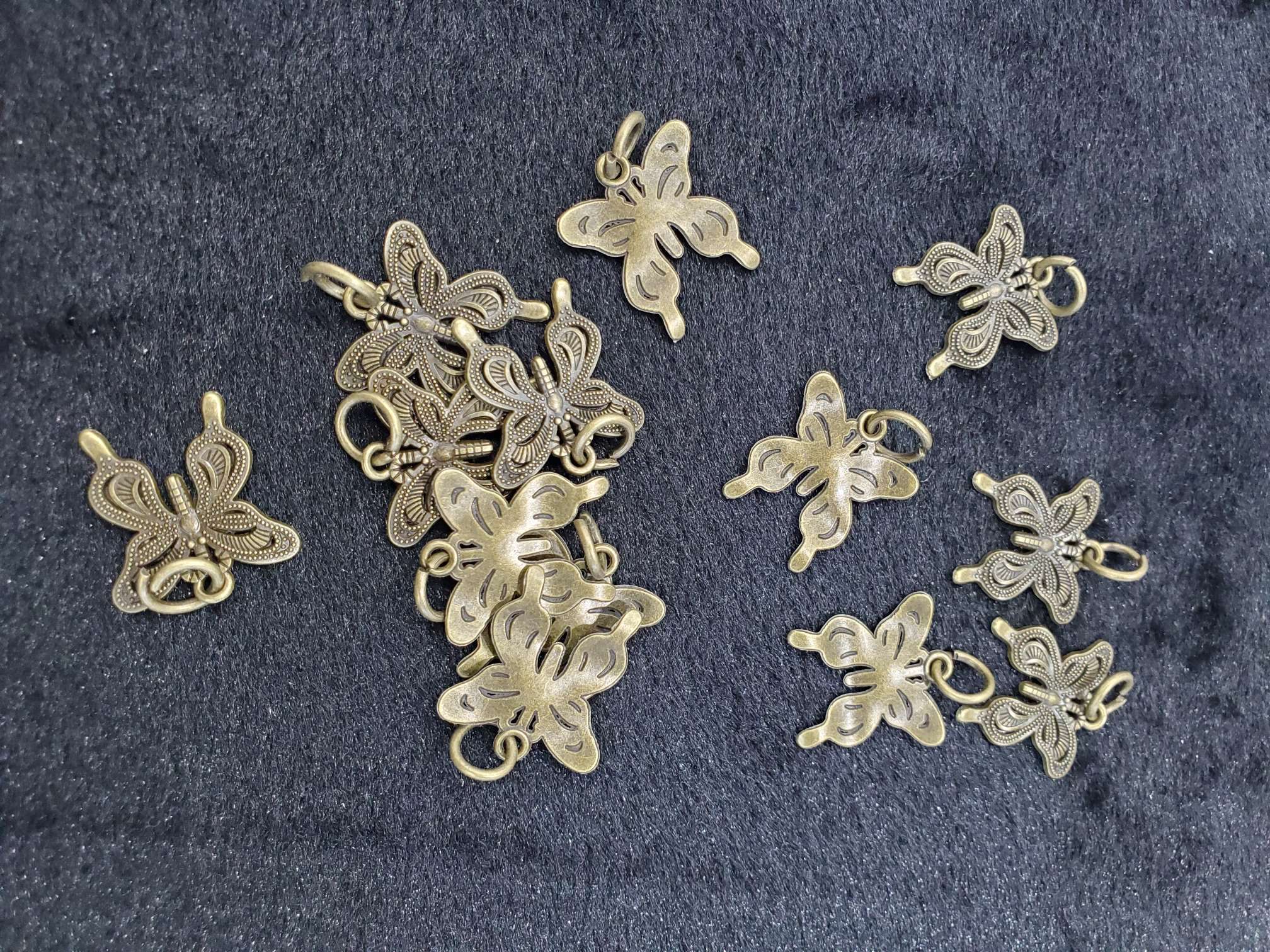 Alloy accessories, clothing accessories, jewelry accessories, notebook accessories, pendants, tags, butterflies details Picture