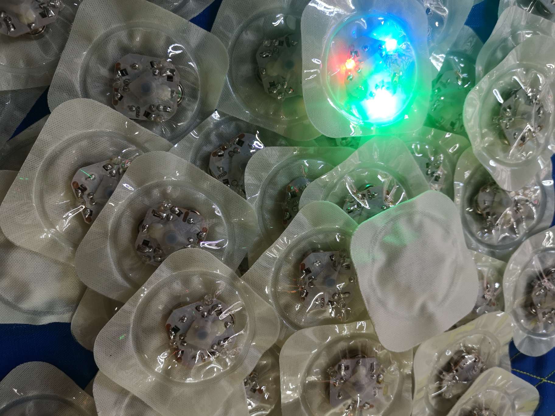 袜子衣服带布PVC发光电子配件玩具发光电子自动停发光配件产品图