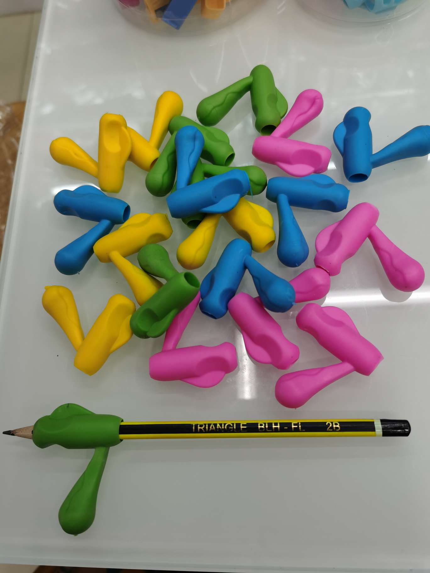 Children's pen-holding device detail image 1