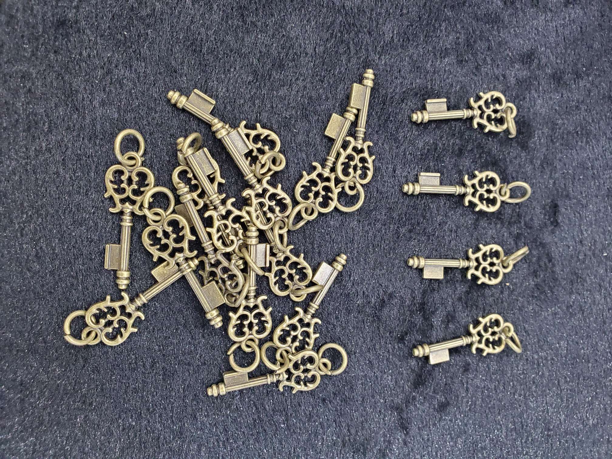 Alloy accessories, clothing accessories, jewelry accessories, notebook accessories, pendants, tags, keys details Picture