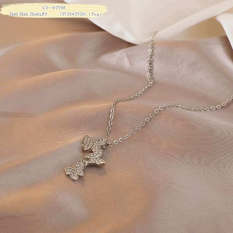 Collarbone chain pendant necklace undefined