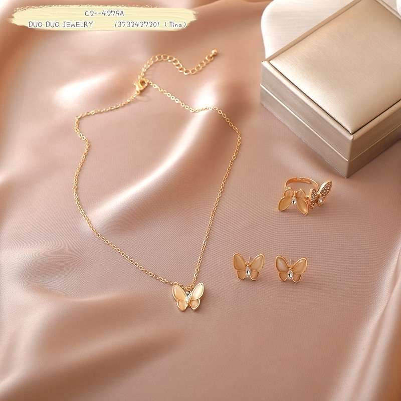 Collarbone chain pendant necklace Application Scenario