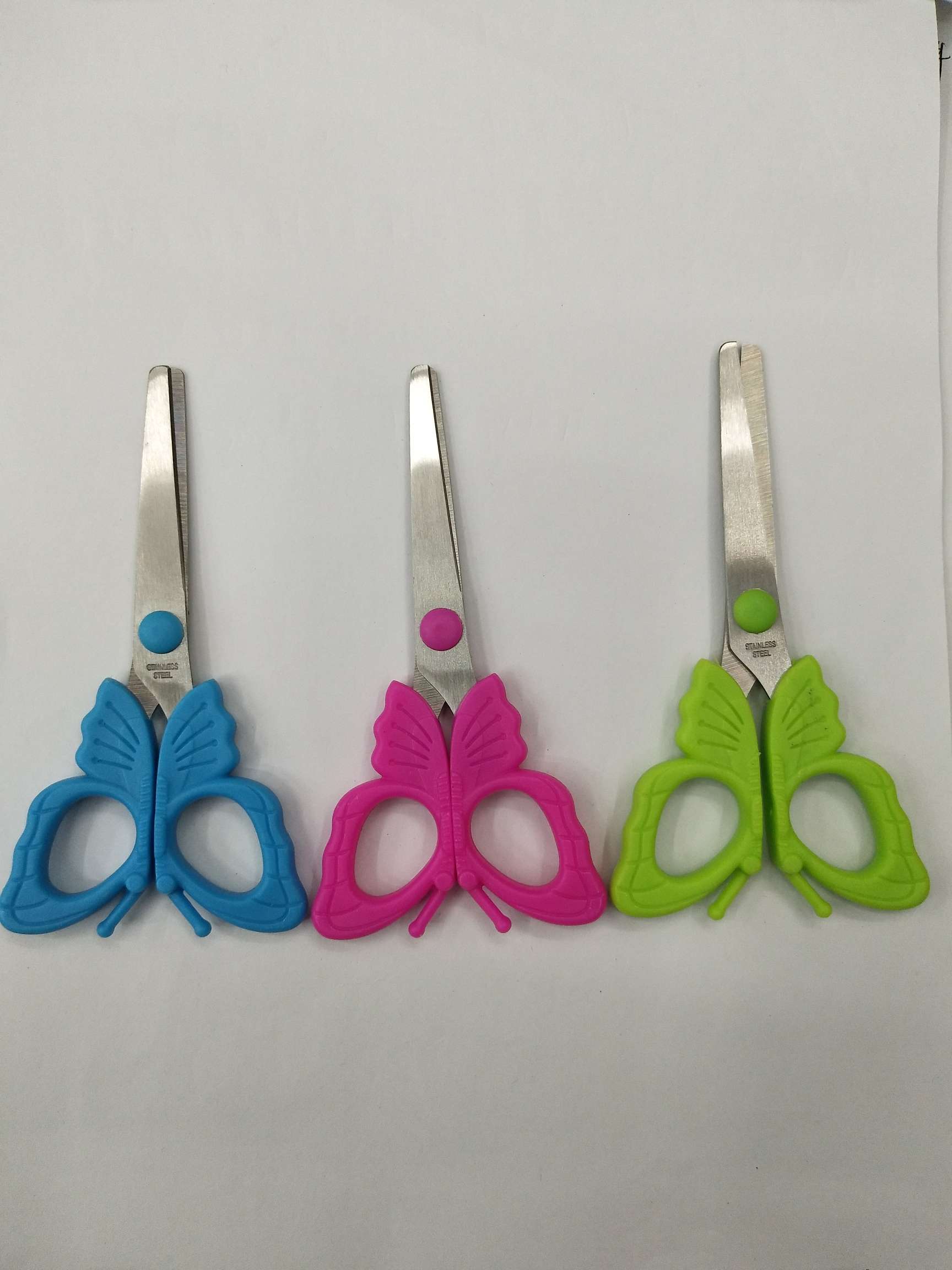 Student scissors, office scissors, stationery scissors, cartoon children's scissors. Length :12 CM, width: 5 CM, steel plate thickness: 1.5mm. A box of 24 Item Picture