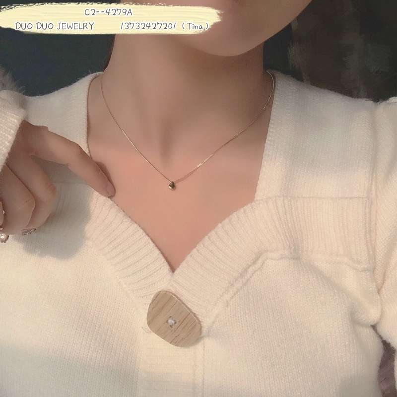 Collarbone chain pendant necklace detail image 3