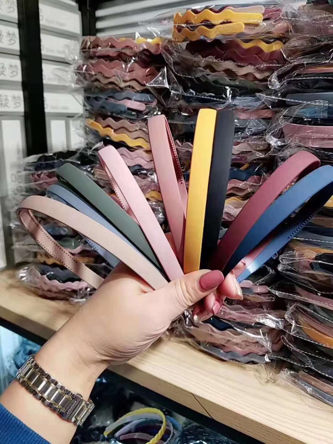 أما الطفل ذو النغمة الحمراء في النسخة الكورية من الصفيحة الصفيحة الصفيحة الصفيحة الصفيحة الصفيحة الصفيحة الصفيحة الصفيحة ذات الحواف العريضة من الاسفنج السحري