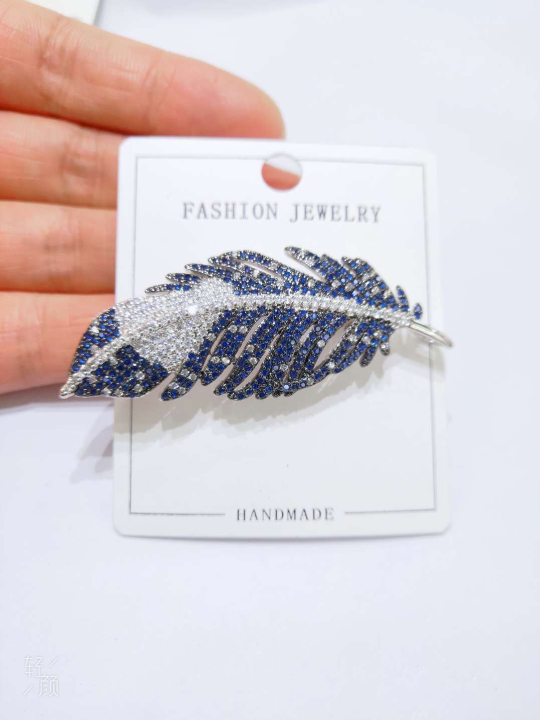 深邃蓝色羽毛锆石胸针6018