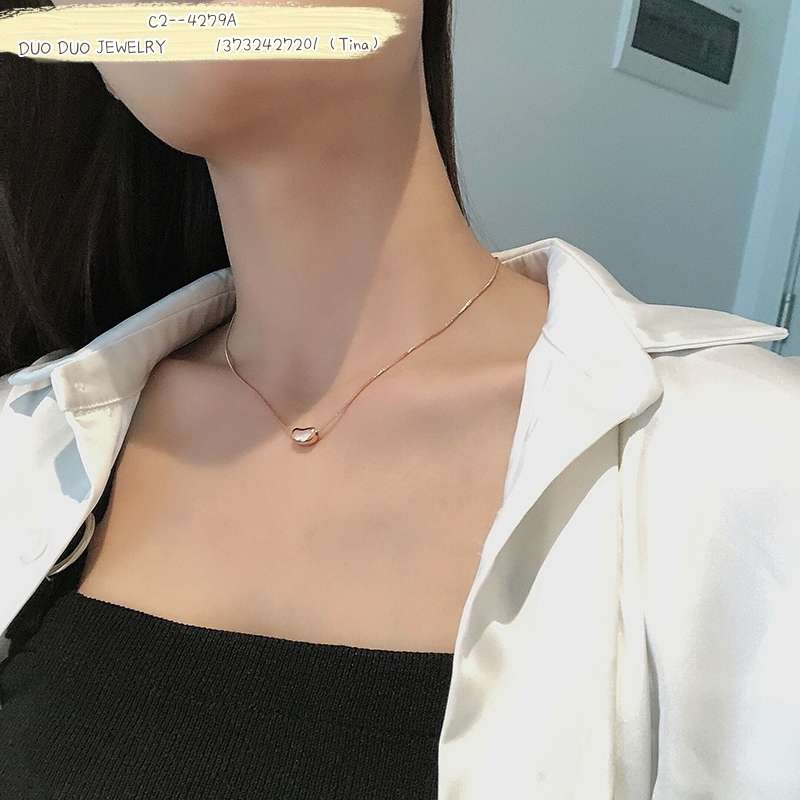 Collarbone chain pendant necklace detail image 2