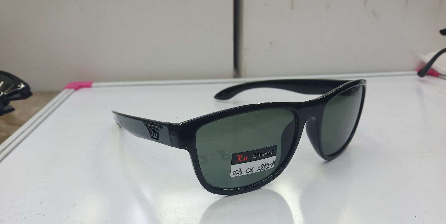 New men's plastic-framed sunglasses offer UV protection and shading