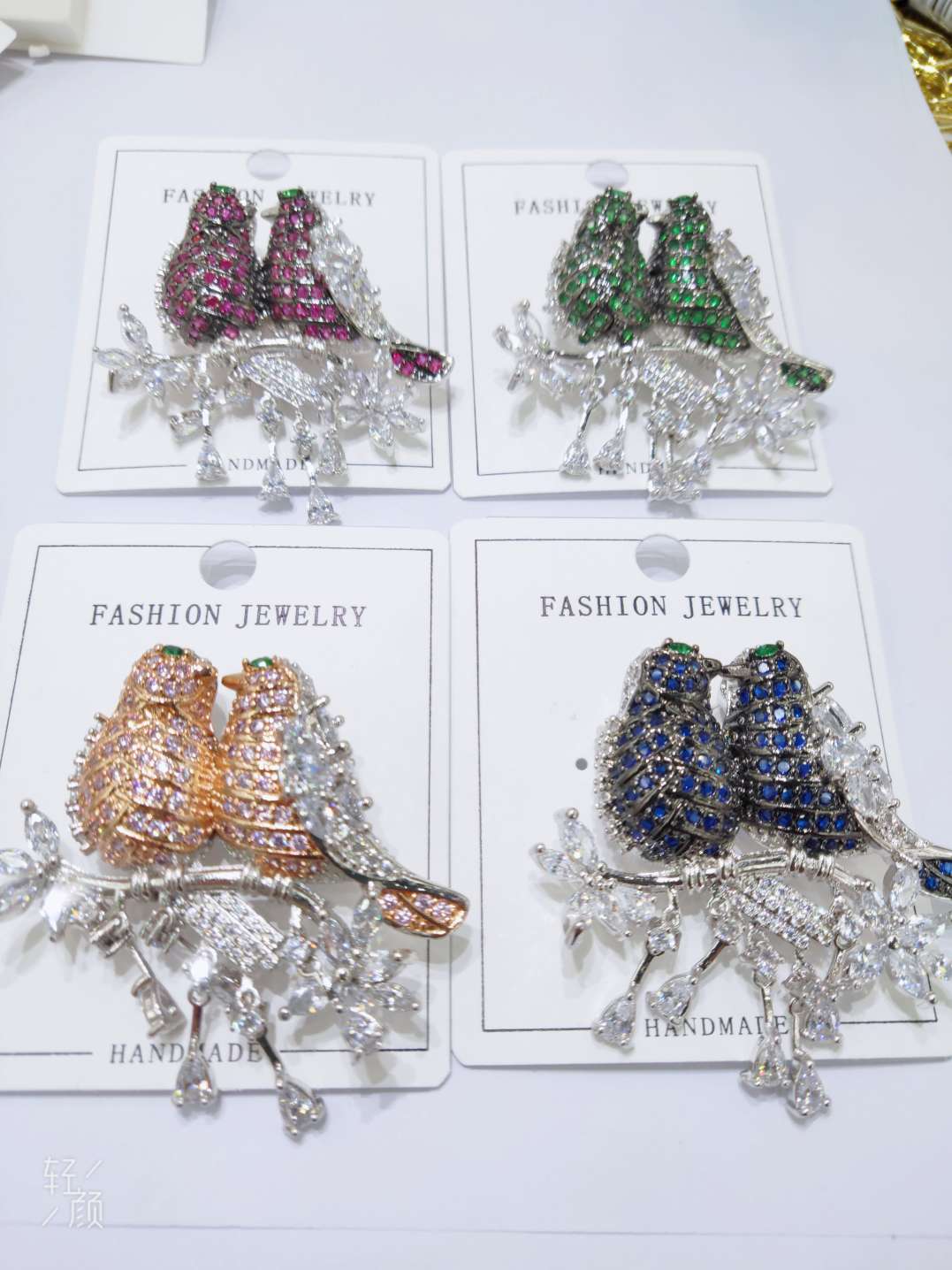 闪亮彩色锆石和平鸽胸针6002