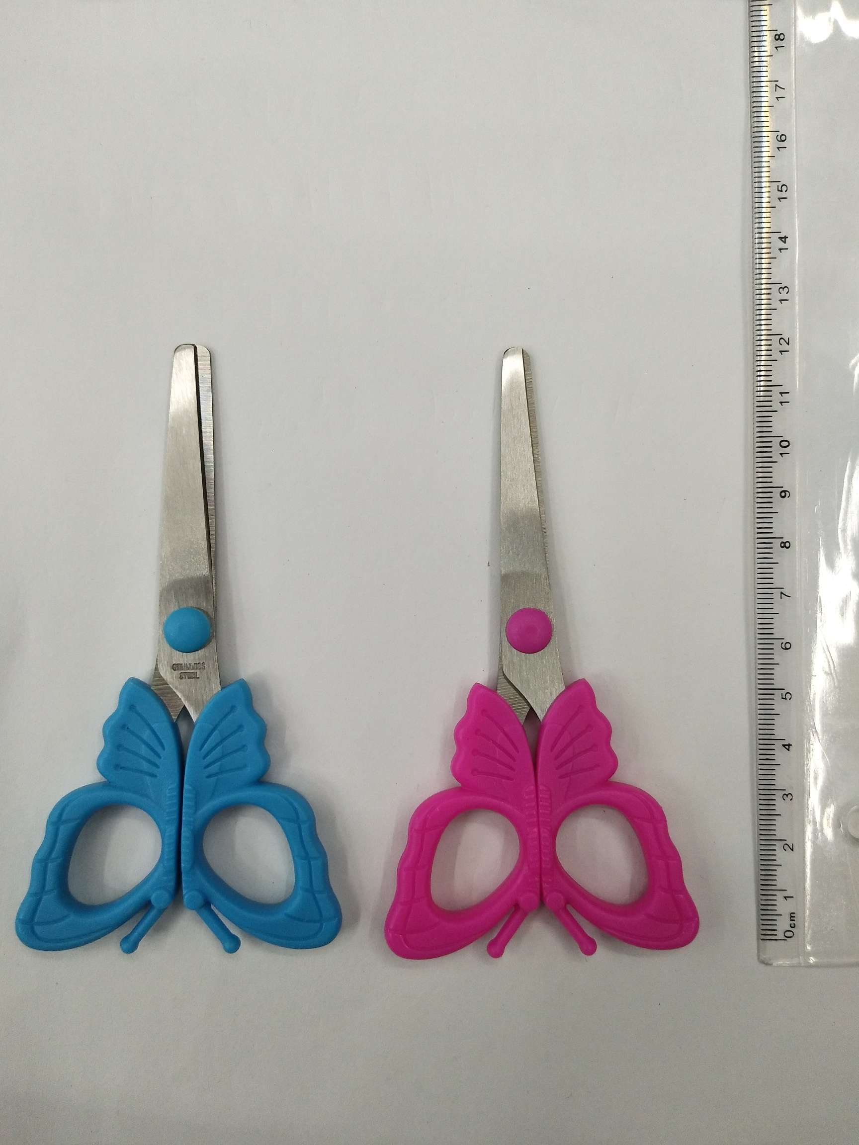 Student scissors, office scissors, stationery scissors, cartoon children's scissors. Length :12 CM, width: 5 CM, steel plate thickness: 1.5mm. A box of 24 details Picture