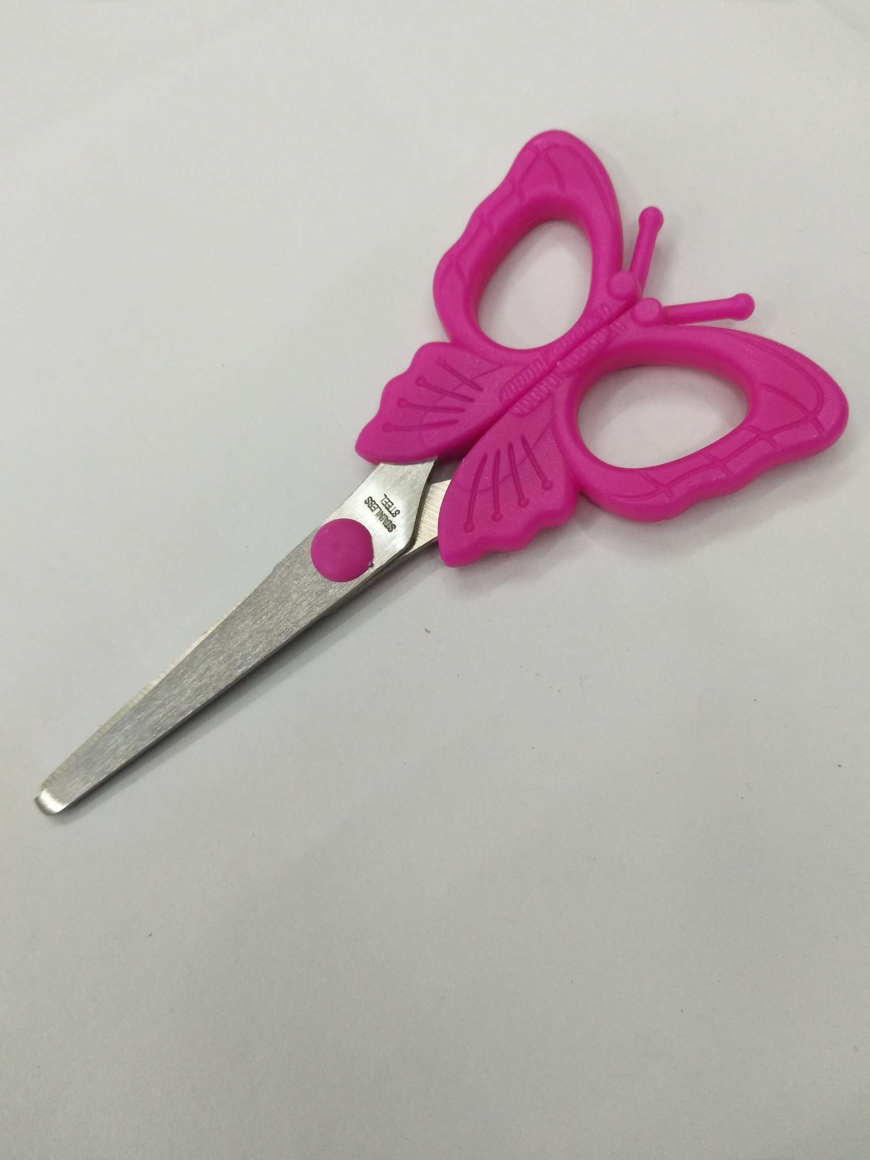 Student scissors, office scissors, stationery scissors, cartoon children's scissors. Length :12 CM, width: 5 CM, steel plate thickness: 1.5mm. A box of 24 Specification drawing