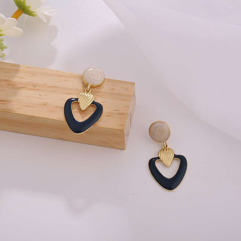 Geometric hollowed-out heart-shaped Spring and summer new style, exaggerated retro and trendy French oil-dripping earrings C106 details Picture