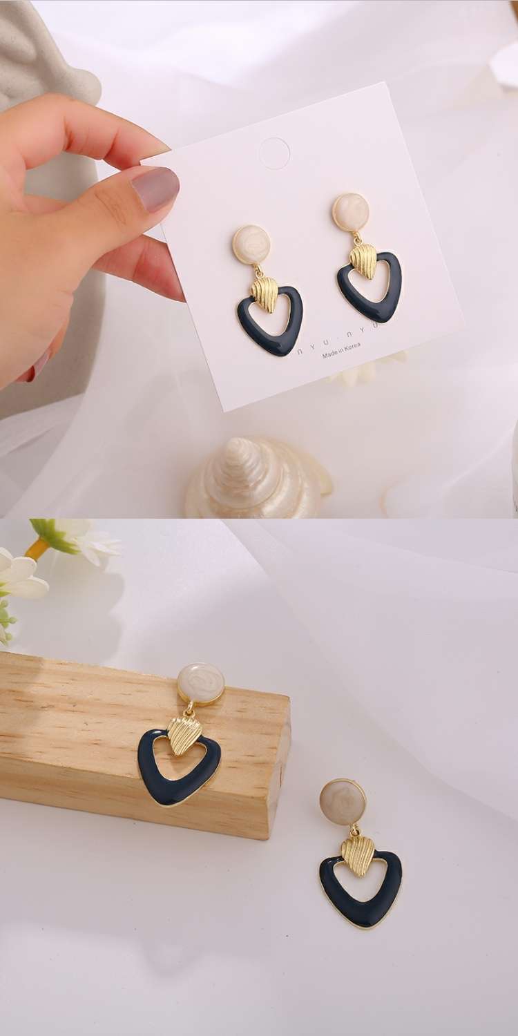 Geometric hollowed-out heart-shaped Spring and summer new style, exaggerated retro and trendy French oil-dripping earrings C106 Specification image