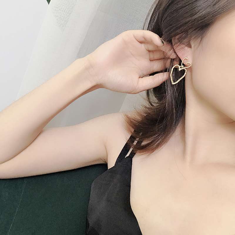 Korean style simple, elegant and sweet earrings for girls, metal hollowed-out heart-shaped stud earrings B175 Specification image
