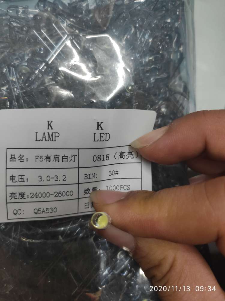 F5白色 LED白发白 短脚白灯 高亮白灯白底实物图