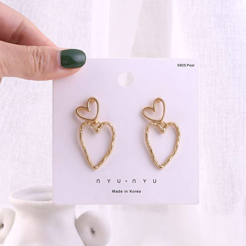 Korean style simple, elegant and sweet earrings for girls, metal hollowed-out heart-shaped stud earrings B175