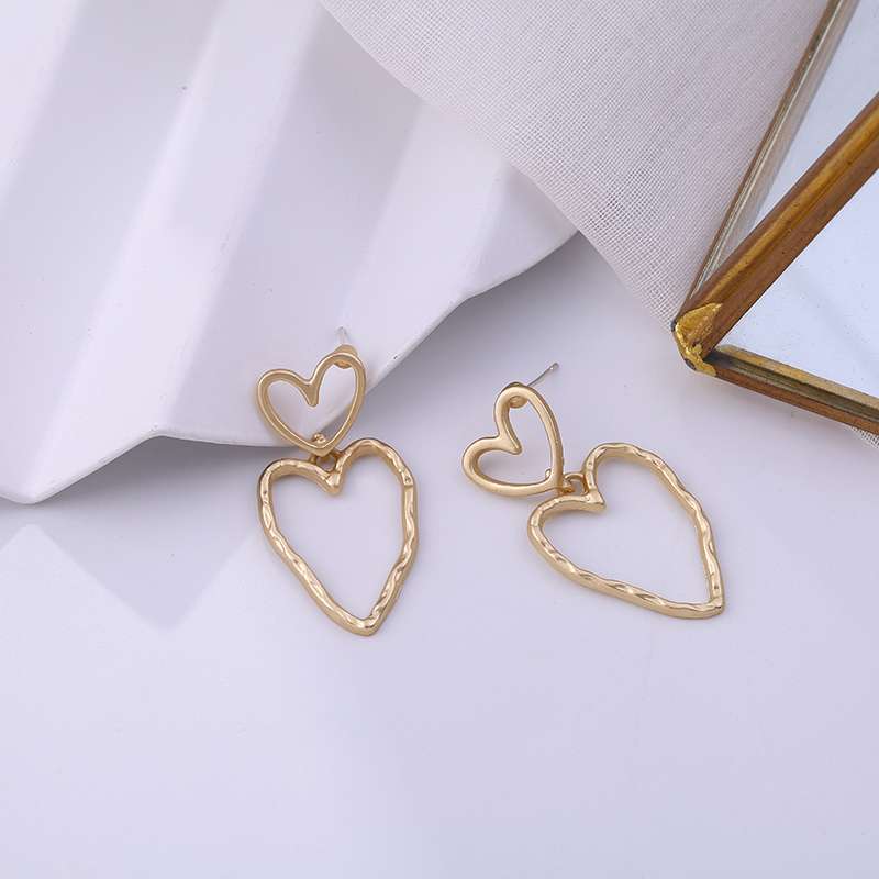 Korean style simple, elegant and sweet earrings for girls, metal hollowed-out heart-shaped stud earrings B175 Application Scenario