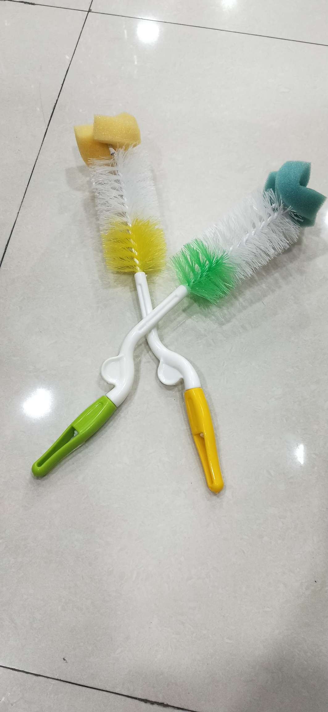 Swivel cup brush