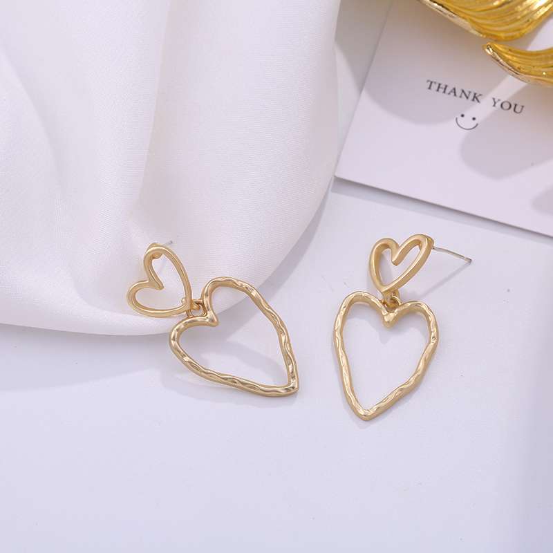 Korean style simple, elegant and sweet earrings for girls, metal hollowed-out heart-shaped stud earrings B175 details Picture