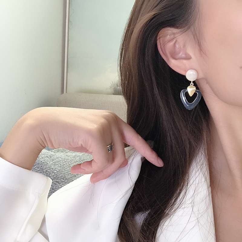 Geometric hollowed-out heart-shaped Spring and summer new style, exaggerated retro and trendy French oil-dripping earrings C106 pic 2