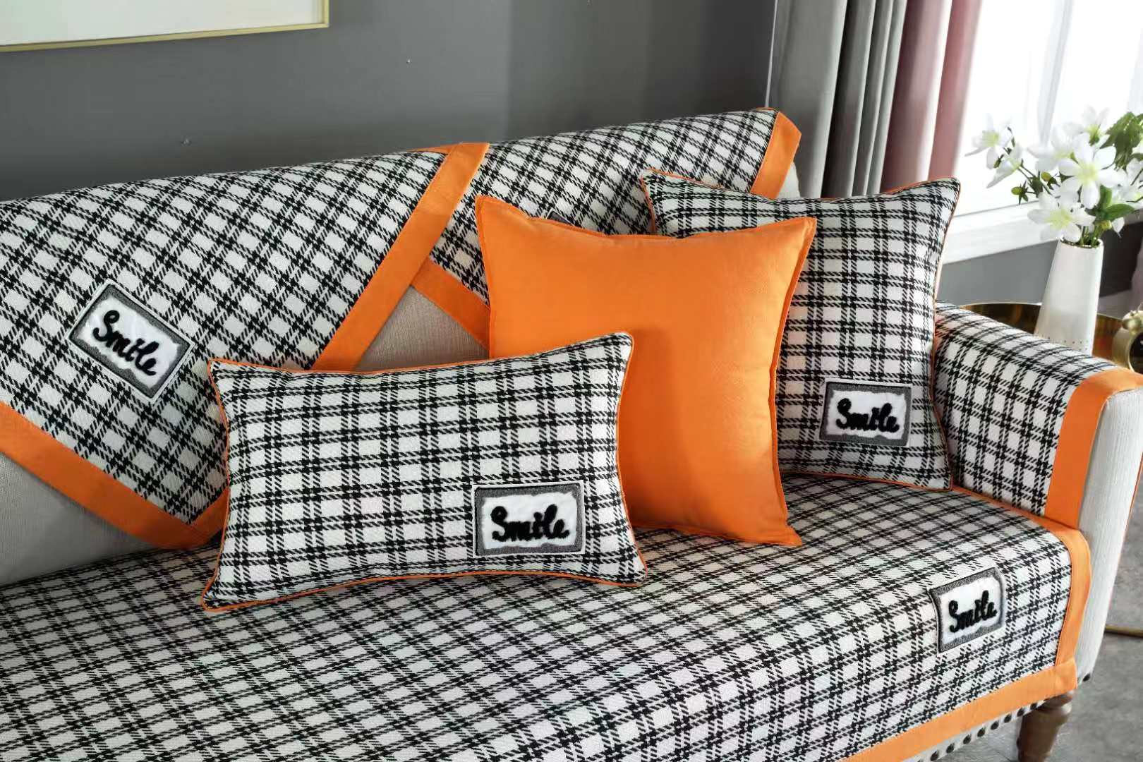 方格镶边沙发垫细节图