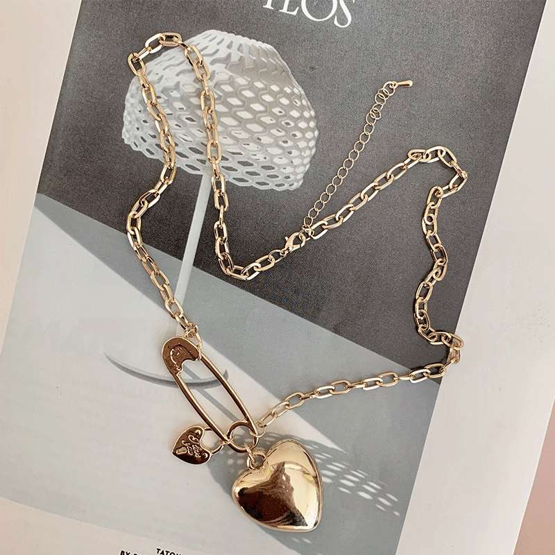 European and American cold style metal heart-shaped necklace, female collarbone chain, exaggerated heart-shaped pendant, trendy Internet celebrity choker detail image 3