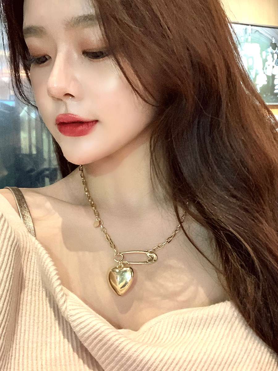 European and American cold style metal heart-shaped necklace, female collarbone chain, exaggerated heart-shaped pendant, trendy Internet celebrity choker detail image 5