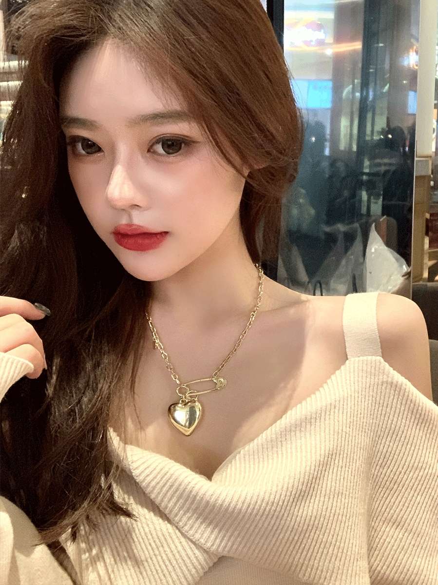 European and American cold style metal heart-shaped necklace, female collarbone chain, exaggerated heart-shaped pendant, trendy Internet celebrity choker detail image 4