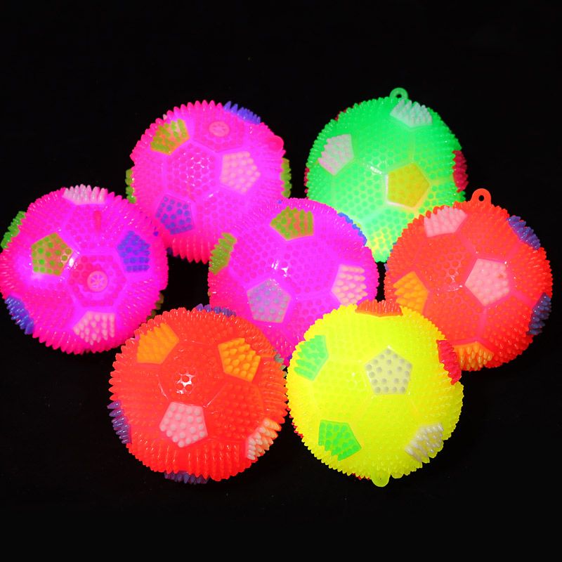 7.5cm足球闪光哨子球细节图