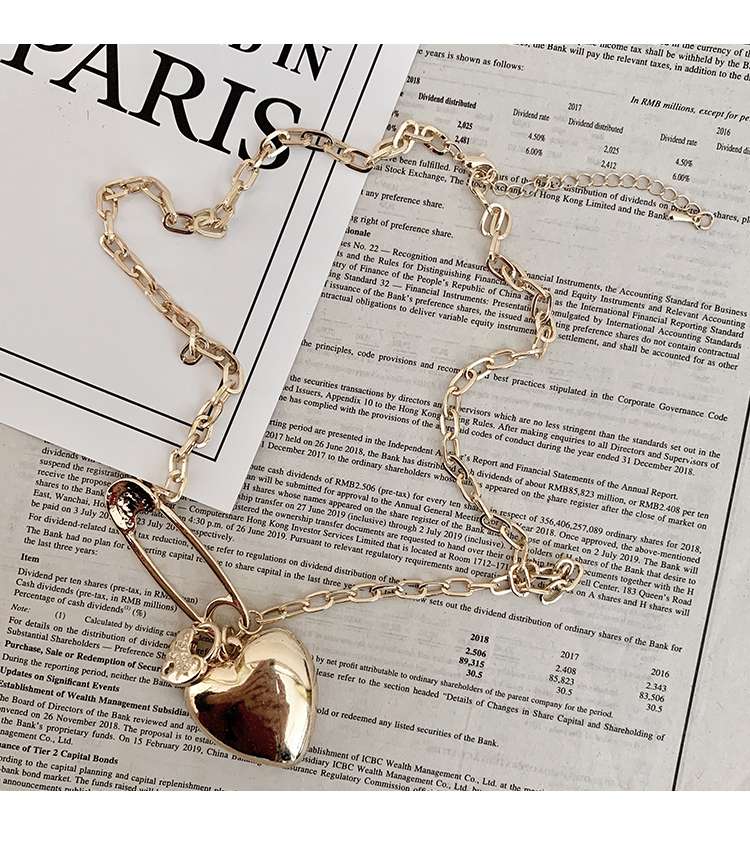 European and American cold style metal heart-shaped necklace, female collarbone chain, exaggerated heart-shaped pendant, trendy Internet celebrity choker detail image 6