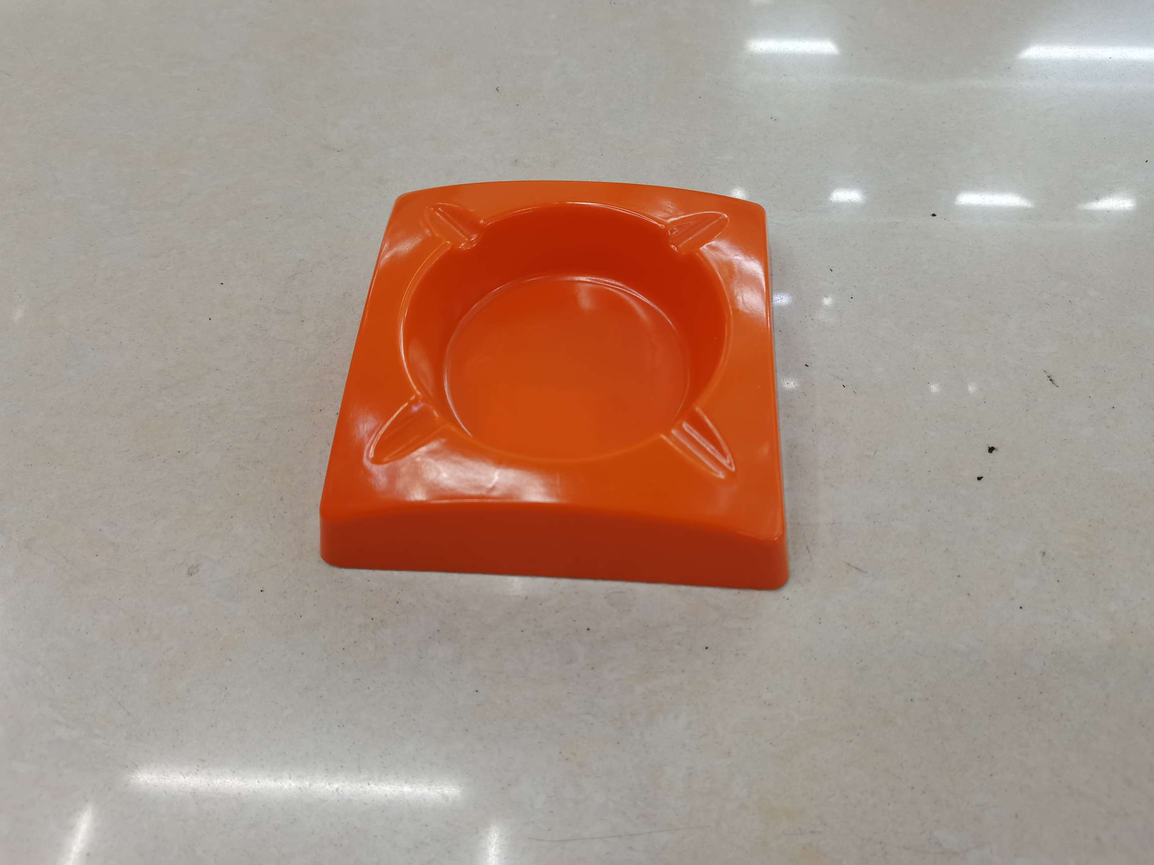 402四方形烟灰缸产品图