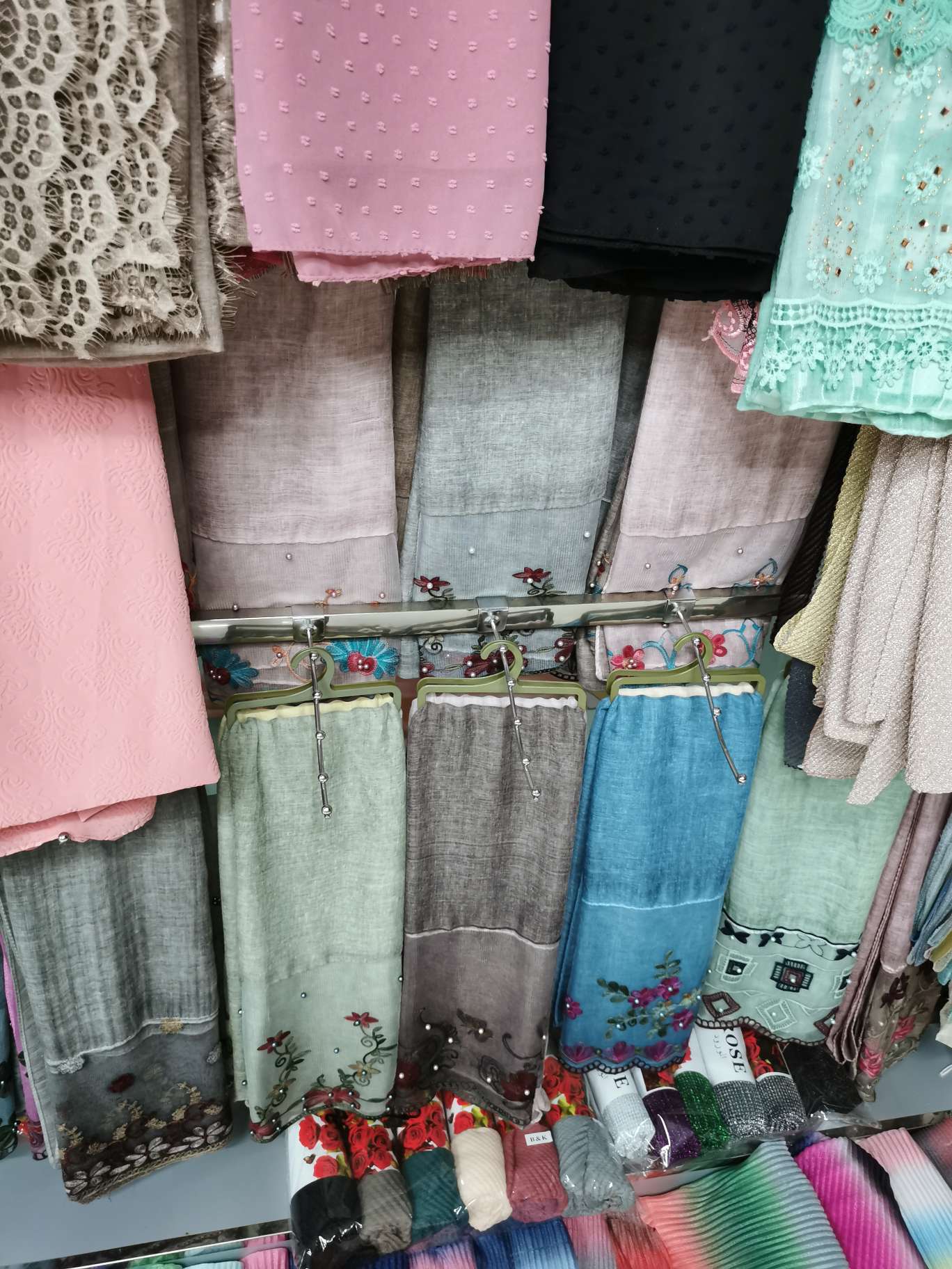 Headscarf with embossed diamonds, printed lace and embossed diamonds