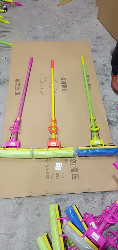 The color of the absorbent sponge mop and the stretchable rubber cotton mop for home cleaning is random Application Scenario