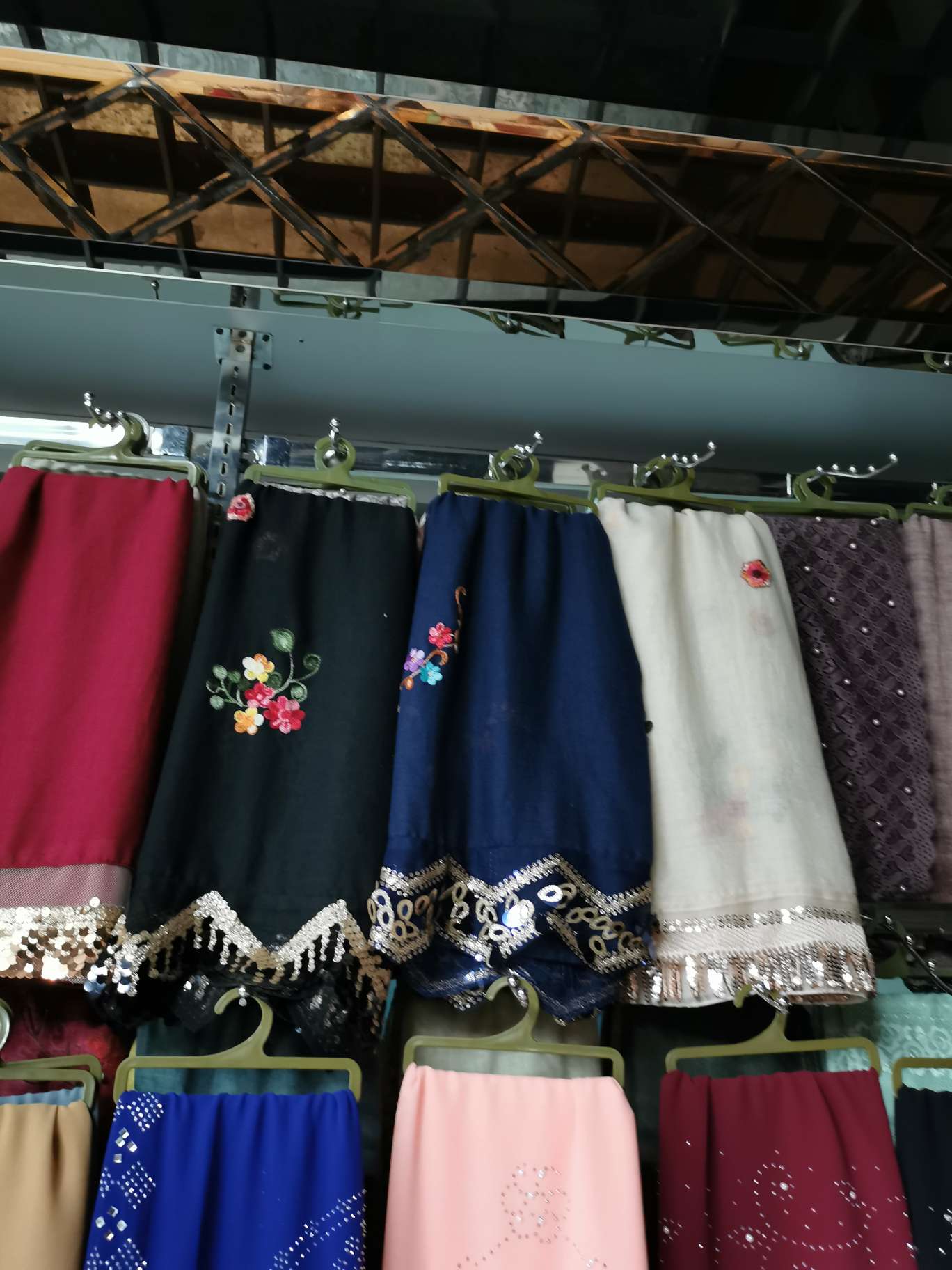 Headscarf printed with rhinestones and lace rhinestones