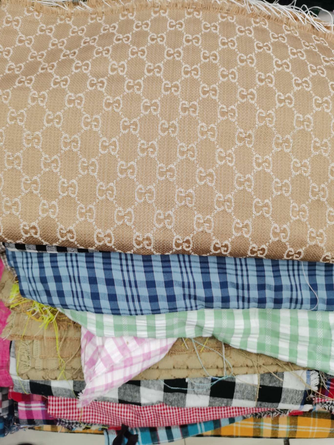 Patterned yarn-dyed fabric for clothing accessories and headwear