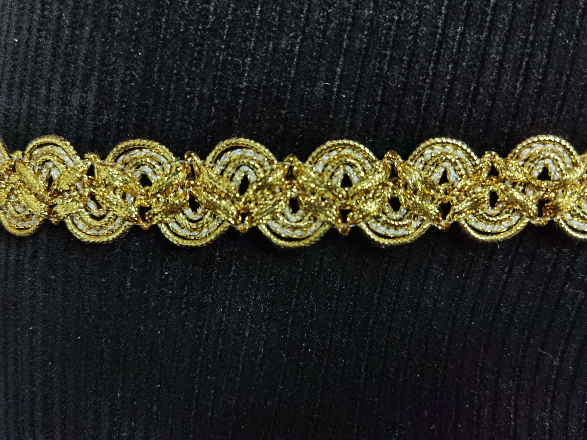 双s形民族花边细节图