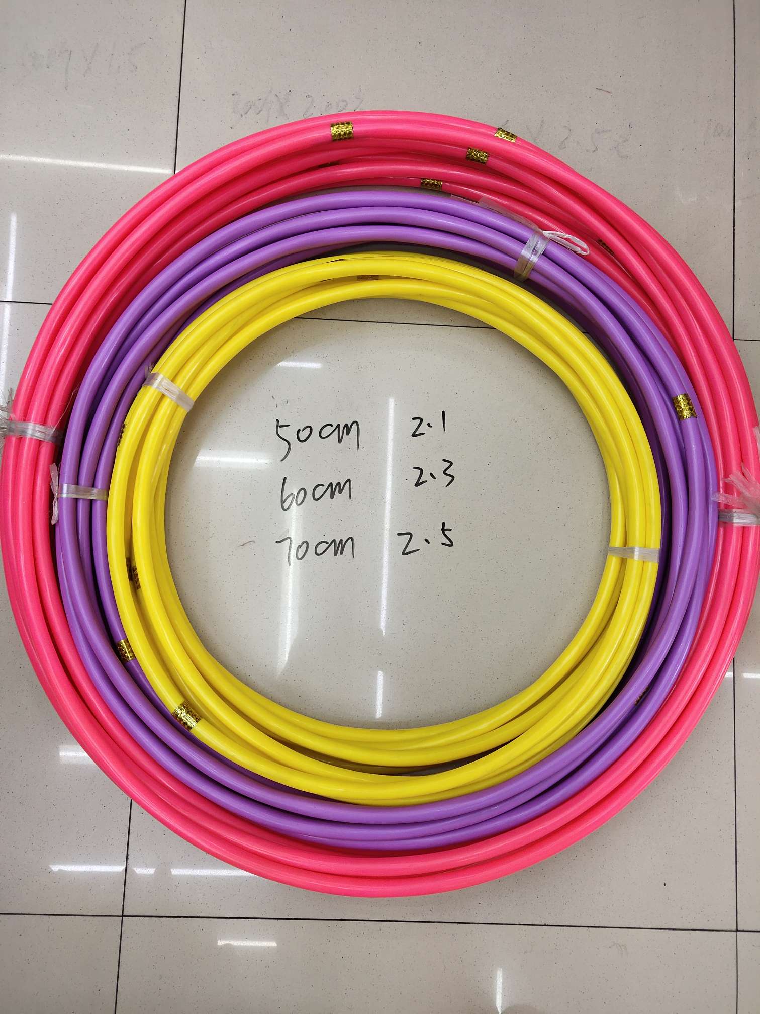 1.6单色呼啦圈白底实物图