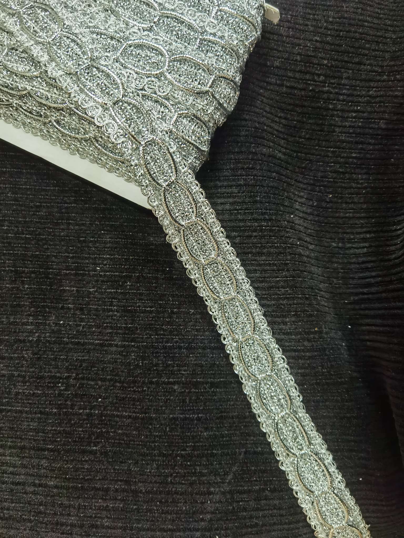 ثمانية حلقات كبيرة من الدانتيل detail image 3